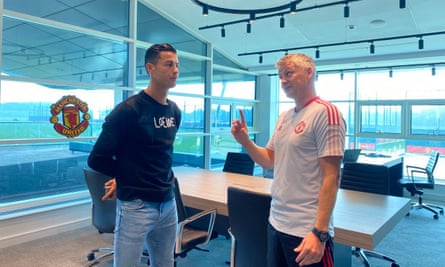 Cristiano Ronaldo talks to the Manchester United manager, Ole Gunnar Solskjær.