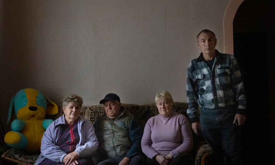 De gauche à droite, les résidents locaux et amis Zinaida Vakula, Nikolai Vakula, Claudia Reboval et Anatoli Federenka posent pour un portrait dans la maison de Federenka à Prudyanka.