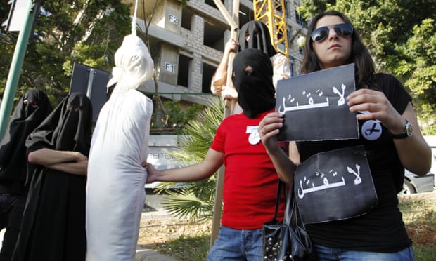 Activists holding a sign that reads “Don’t kill” protest against the execution of a Lebanese man in Saudi Arabia. 