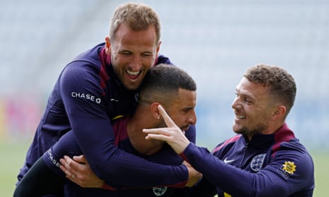 Harry Kane, Kyle Walker với nụ cười Kieran Trippier trong buổi tập của đội tuyển Anh