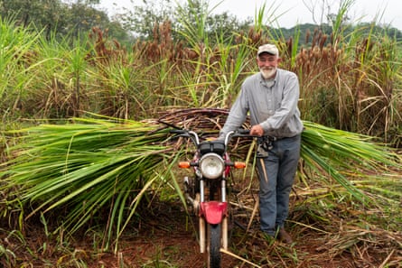 Ireneo Vega is one of the founders of Oñoiru. In addition to producing yerba mate, he also cares for and harvests the association’s agroecological sugarcane crops.