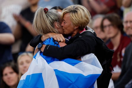 Eilish McColgan of Scotland celebrates victory in the women’s 10,000m final with mother Liz McColgan.
