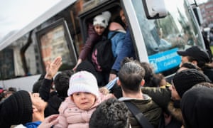 Οι πρόσφυγες της Συρίας επιβιβάζονται σε ένα λεωφορείο καθώς κατευθύνονται προς τα συνοριακά χωριά της επαρχίας Edirne από την Κωνσταντινούπολη.
