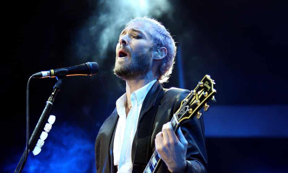 Daniel Johns performing in 2010