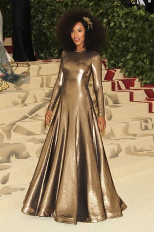 Kerry Washington was one of the golden girls of the evening, wearing a full-length, long-sleeved Ralph Lauren gown