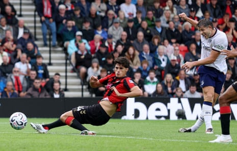 Everton's James Tarkowski scores their equaliser.