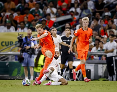 Frenkie de Jong makes a pass despite the efforts of Noussair Mazraoui.