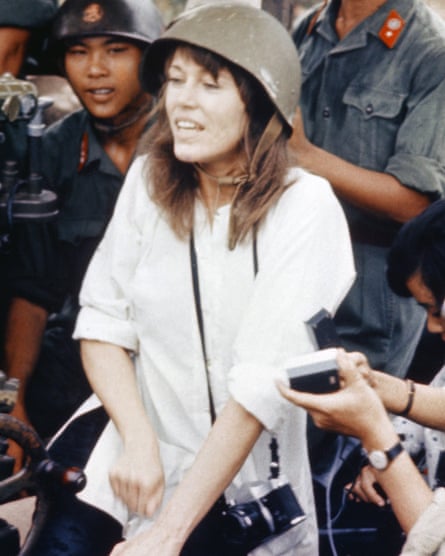1972 年 7 月,簡‧方達 (Jane Fonda) 參觀越南河內附近的一處高射砲陣地。