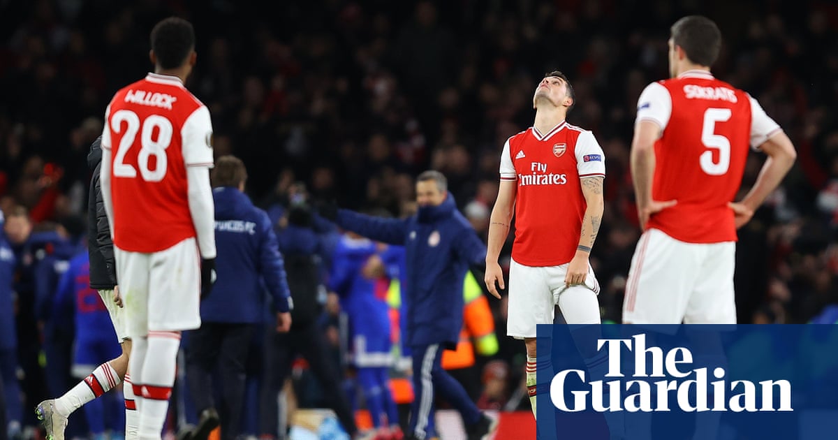Arsenal sent crashing out of Europa League by late Olympiakos winner