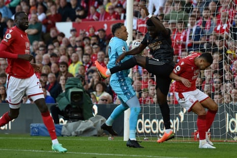 Nottingham Forest’s Keylor Navas (center left) catches the ball ahead of Arsenal’s Bukayo Saka.
