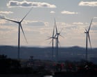 Zirvede Avustralyalılar pillere ve elektrikli araçlara değer veriyor ancak yenilenebilir enerji endüstrisinin bölgelerin güvenini kazanması gerektiği söylendi