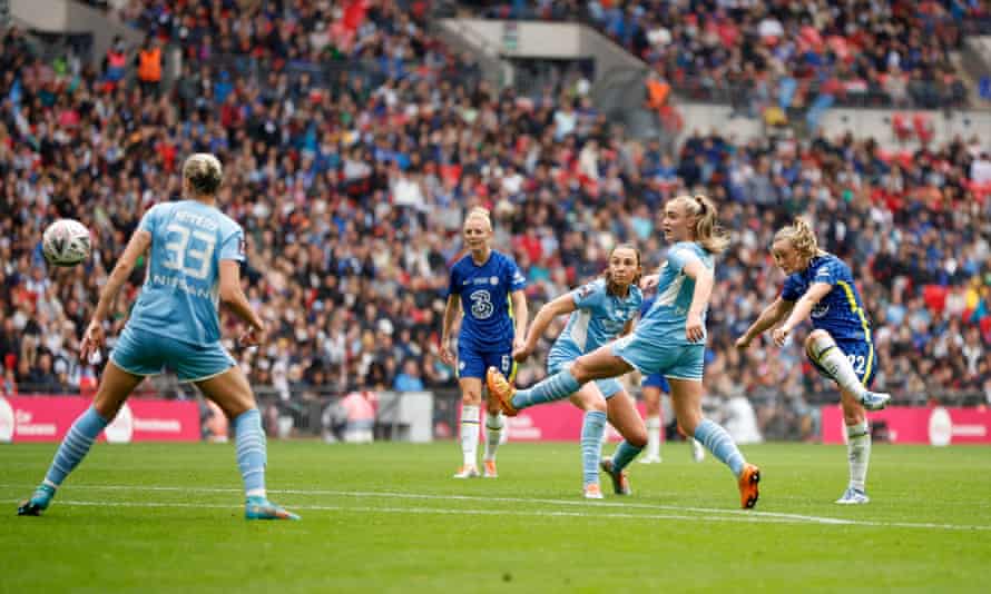A piledriver from Erin Cuthbert restores Chelsea’s lead.
