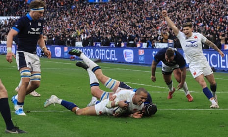 Gaël Fickou goes over in the last minute for France to secure their victory.