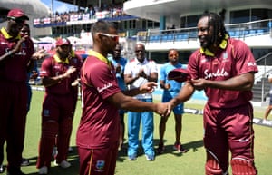 Tha Chris Gayle a 'toirt seachad Nicholas Pooran leis a' bhòrd ODI aige.