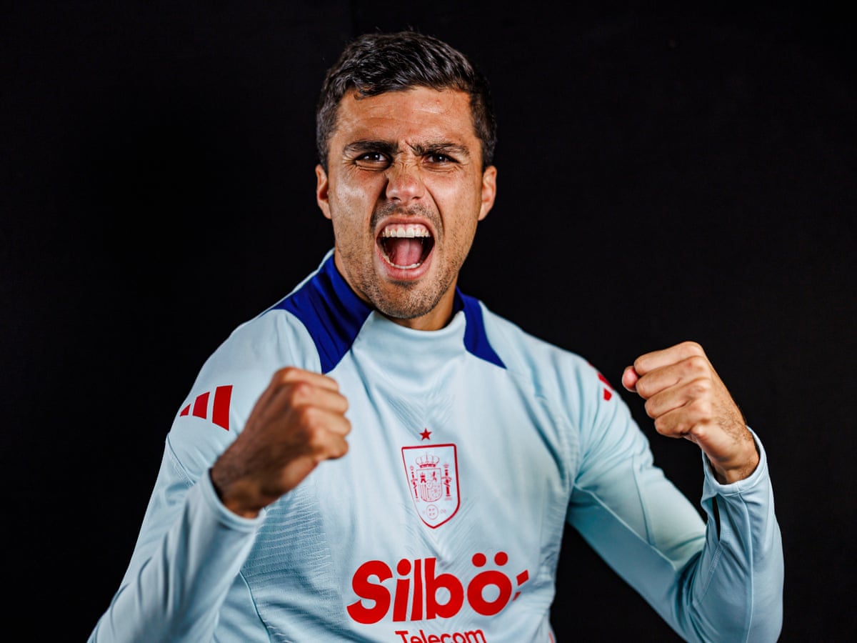 Fans eagerly await opinions from those who compete against these icons. Rodri's insights not only highlight the players’ abilities but also offer tactical advice for handling such unique talents.