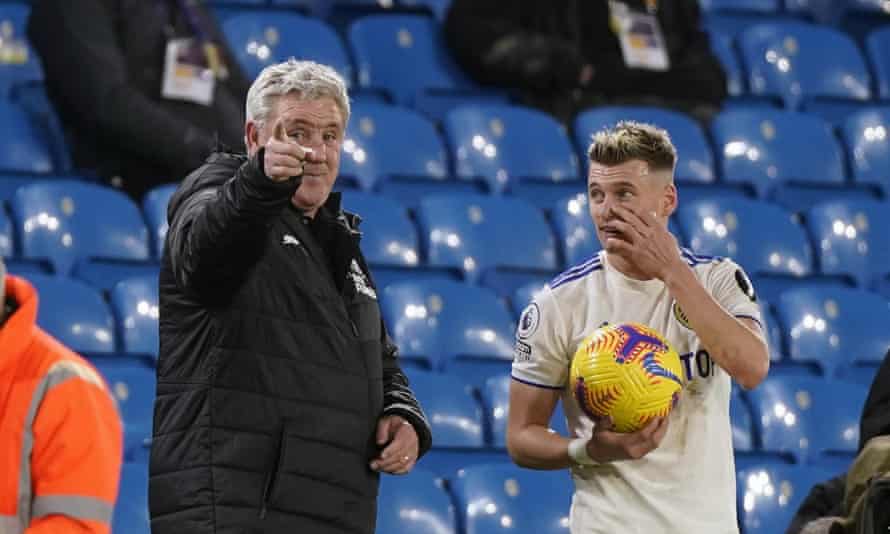 Steve Bruce exchanges words with Leeds’ Ezgjan Alioski during Newcastle’s 5-2 loss at Elland Road.