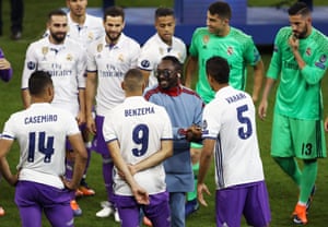 will.i.am chats with the Real Madrid team as they wait to receive the trophy.