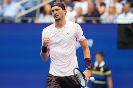Alexander Zverev reage ao vencer o segundo set.