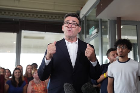 O recém-confirmado líder do Partido Trabalhista, Andy Burnham, fala com partes interessadas locais e apoiadores do partido sobre seu plano de proporcionar um bom crescimento em todos os códigos postais do país, durante uma visita ao cais de Gravesend Town, em Kent.
