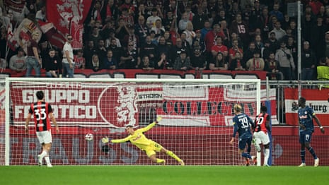 Milan's Alphadjo Cisse (second right) heads to ball past RB Salzburg's keeper Christian Zawieschitzky to put the visitors ahead.