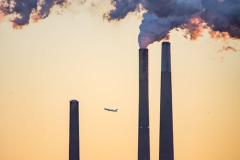 gás queimando no ar com avião voando no céu