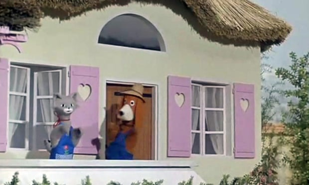 Screenshot of Hector's house with cat and dog puppets wearing aprons