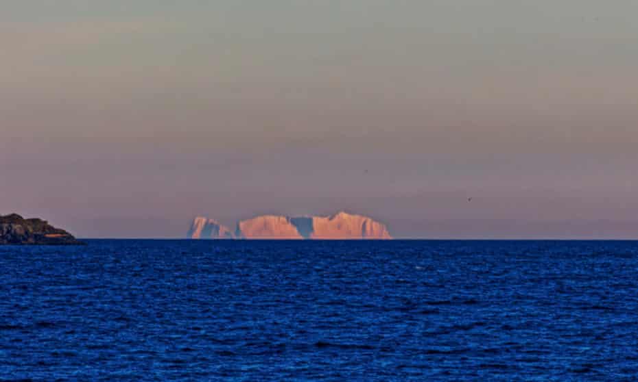 Fotografia e Simone Engels e ajsbergut të dukshëm në brigjet e ishullit Vankuver.