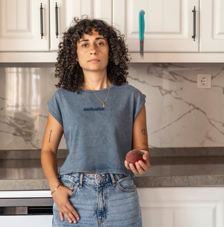 Trickshot star Gamze May, holding a piece of fruit with a knife in the air above it