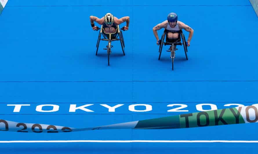 The moment Kendall Gretsch overtook Lauren Parker, within metres of the finish line.