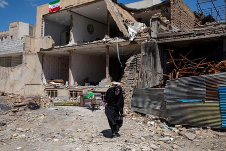 शुक्रवार को ईरान के तेहरान के दक्षिण-पश्चिम में कारज के वाहदत शहर में हाल के हमलों से क्षतिग्रस्त एक आवासीय इमारत