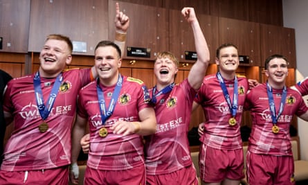 Pemain Exeter termasuk Tom Wyatt merayakan kemenangan atas London Irlandia di final Piala Premiership bulan lalu