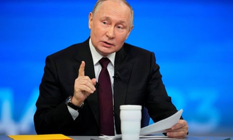 Putin holds up a finger as he speaks