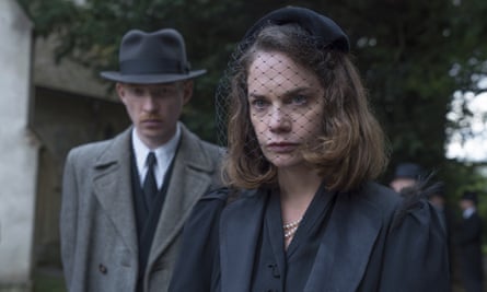 Domhnall Gleeson as Dr Faraday and Ruth Wilson as caroline Ayres in The Little Stranger.