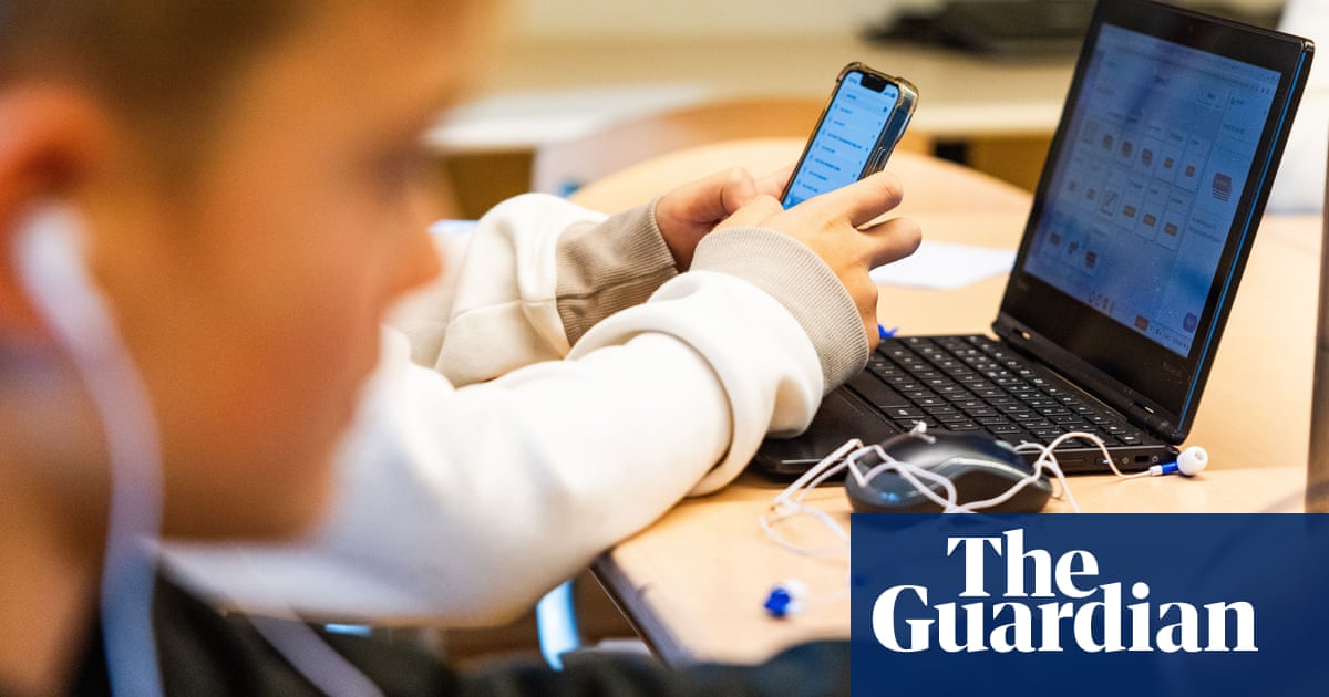'It went nuts': Thousands join UK parents calling for smartphone-free childhood