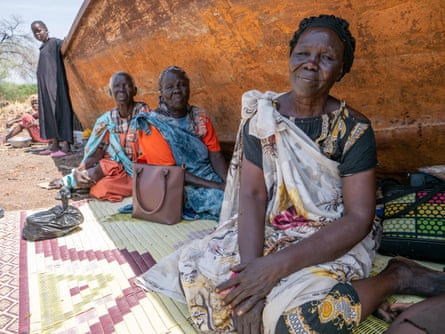 Elizabeth Mayik (derecha), de 63 años, era trabajadora social de protección infantil en el Ministerio de Género y Bienestar Social antes de que la guerra civil de Sudán del Sur devastara su ciudad natal de Malakal. Huyó en 2014 y trabajó como limpiadora en Jartum, lavando y planchando ropa con su hermana e hijas. Cuando estallaron los combates a mediados de abril, abandonó Jartum con su hermana Rebecca Mayik (centro) y su tía Nyatuk Akol (izquierda),