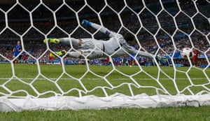 Lloris has no chance.