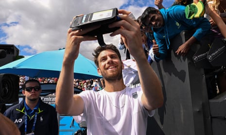 Cameron Norrie macht Selfies mit Fans nach dem Sieg gegen Giulio Zeppieri am fünften Tag der Australian Open im Melbourne Park