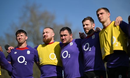 Ben Curry, Joe Heyes, Jamie George, Elliot Daly and Jack van Poortvliet huddle up