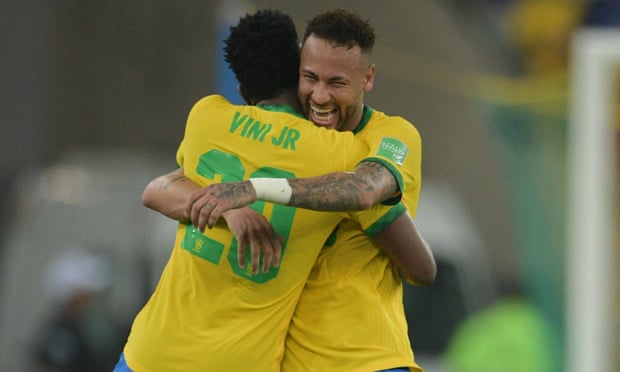 Neymar abraça Vinicius Jr. após marcar contra o Chile nas eliminatórias da Copa do Mundo em março.