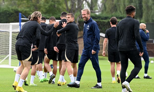Graham Potter trabaja con sus nuevos jugadores antes de su debut en Chelsea