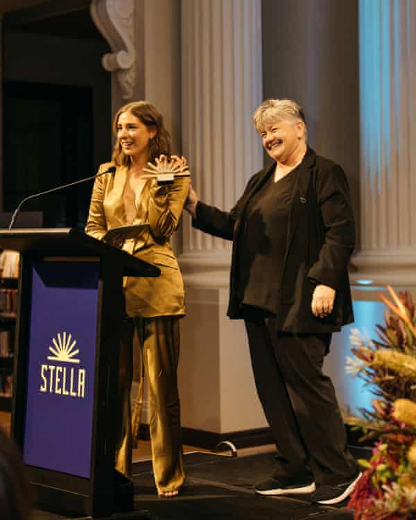 Stella-palkinnon voittaja Evelyn Araluen (vas.) ja Melissa Lucashenko.