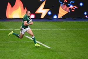 Jacob Stockdale runs through to score a late try.