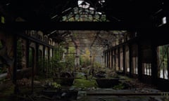 ANYOX depicts the lives of the two sole residents of an abandoned company town while unfolding a complex labour history and revealing the vestiges of environmental degradation. Combining large format cinematography and an inquiry into the archival record, ANYOX interlaces past and present.