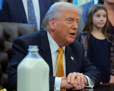 ఓవల్ కార్యాలయంలో బిల్లుపై సంతకం చేస్తున్న సందర్భంగా డొనాల్డ్ ట్రంప్ మాట్లాడారు.