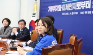 Soyoung Lee announcing the Green New Deal manifesto at the press conference during the general election
