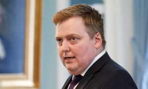 وقد استقال Sigmundur ديفيد Gunnlaugsson منصب رئيس وزراء أيسلندا.