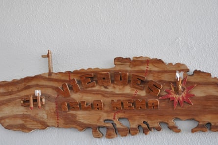 Vieques island made from wood, with words reading ‘Vieques isla mena’