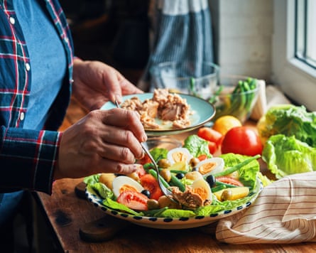 Tuna salad with tomatoes, green beans and eggs