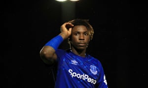 Moise Kean jugando para el Everton