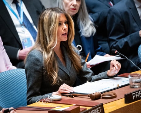 प्रथम महिला मेलानिया ट्रम्प ने 2 मार्च 2026 को संयुक्त राष्ट्र मुख्यालय में संयुक्त राष्ट्र सुरक्षा परिषद की अध्यक्षता की।